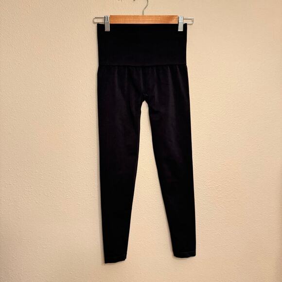 Assets by Spanx High-Waisted Leggings Black Size M - Shaping Tummy Control - Picture 2 of 6